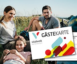 Frau, Mann und Mädchen sitzen gemütlich in der Wiese. Abbildung der Gästekarte.