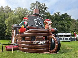 neue Attraktion im Aquapulco: riesige Hüpfburg in Form eines Schiffes mit dem Maskottchen Chango, Captain Splash und dem Papagei mit an Board 